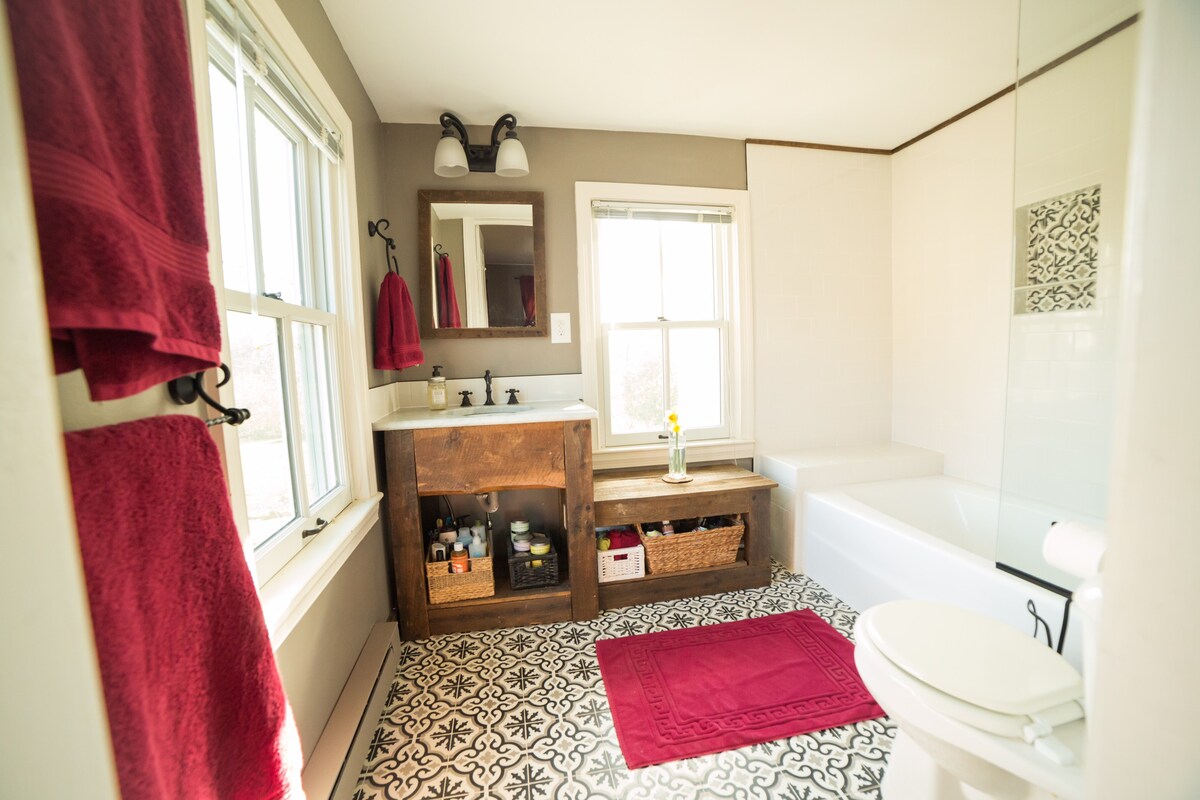 Bathroom with red accents